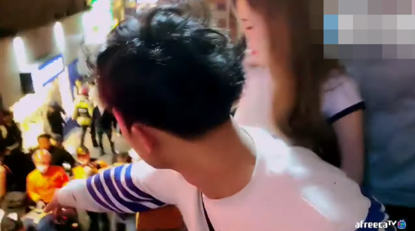 아래쪽 시민들을 끌어올리려는 배지터. ⓒ배지터 아프리카 TV