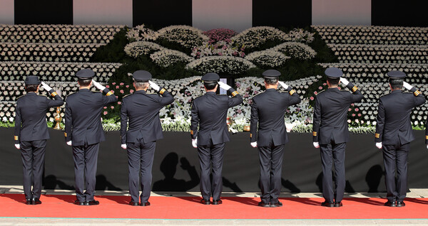 31일 오전 서울광장에 마련된 이태원 참사 사망자 합동분향소를 찾은 경찰들. ⓒ뉴스1