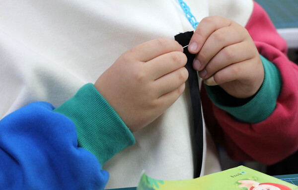 근조 리본을 착용하는 초등학생의 모습. ⓒ뉴스1