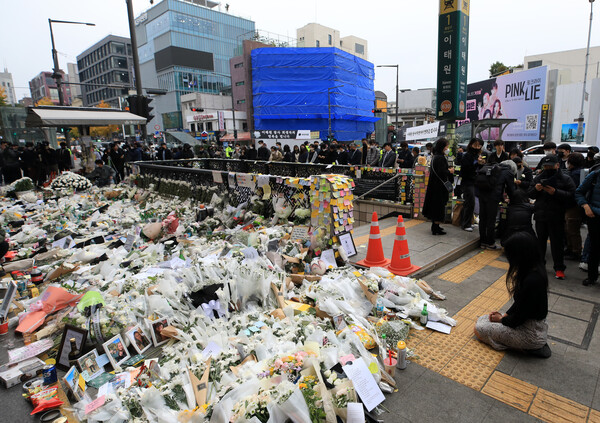 사람들의 추모가 이어지고 있는 이태원역 1번 출구. ⓒ뉴스1&nbsp;