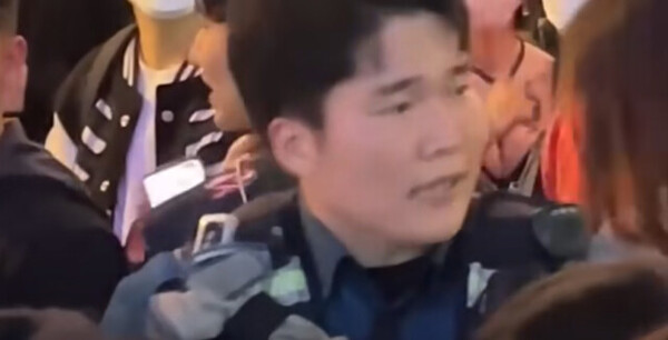 이태원 참사 당시 인근에서 소리치며 시민의 통행을 정리하는 김백겸(31) 경사의 모습 ⓒ유튜브 채널 ‘니꼬라지티브이(TV)’