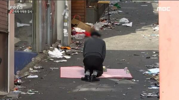 1일 방송된 MBC 피디수첩에 나온 이태원 상인이 이태원 참사 희생자들을 추모하는 모습. ⓒMBC