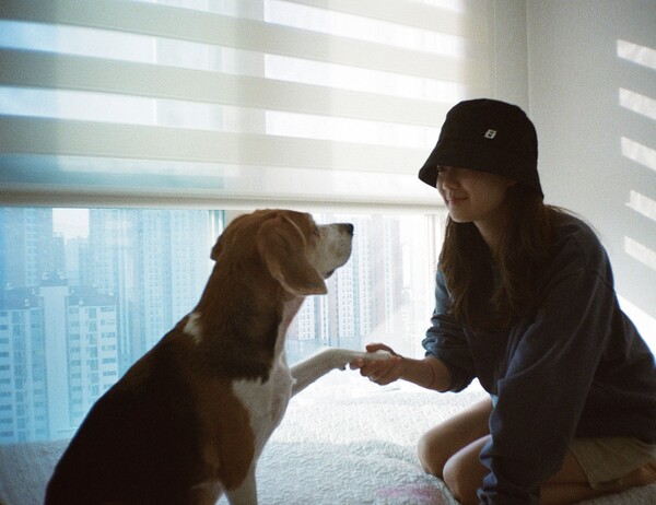 배우 유수정, 반려견 '봄'이와 보기만해도 행복해지는 일상을 공개했다