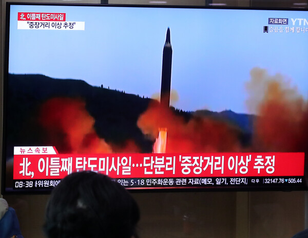 3일 오전 서울역 대합실에서 시민들이 북한의 동해상 탄도미사일 발사 관련 뉴스를 시청하고 있다. 2022.11.2. ⓒ뉴스1