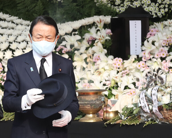 일본 자민당 부총재인 아소 다로 전 총리가 3일 오전 서울광장에 마련된 합동분향소를 찾아 조문을 하고 있다. 2022.11.3 ⓒ뉴스1 