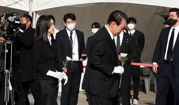 ユン・ソクヨル大統領とキム・ゴンヒ大統領夫人がソウル広場の梨泰院災害犠牲者のための共同祭壇で哀悼の意を表している.  2022.10.31 ⓒNews1