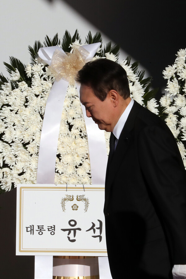 ユン・ソクヨル大統領が4日午前、ソウル広場に設置された梨泰院大虐殺犠牲者共同慰霊祭壇で哀悼の意を表している. 2022.11.4 ⓒNews1
