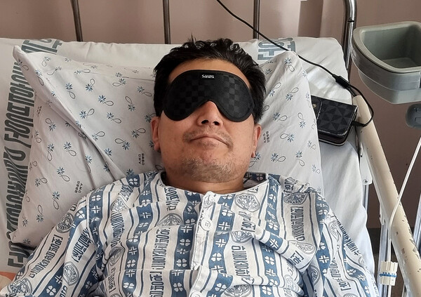 경북 봉화군 아연광산 매몰 사고로 고립됐다 221시간 만에 생환해 안동병원에서 치료 중인 작업반장 박모씨(62)가 5일 오후 병실에서 망막 보호를 위해 안대를 착용한 채 휴식하고 있다. ⓒ박모씨 가족 제공&nbsp;
