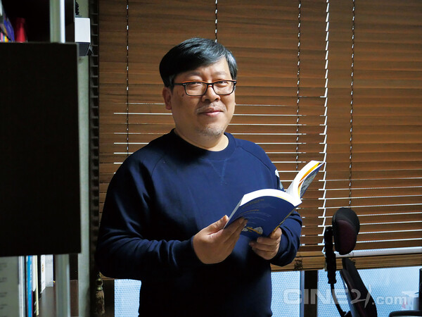 2020년 말 씨네21 연재를 마치며 인터뷰 가진 정훈이 작가.&nbsp; ⓒ씨네21