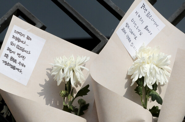 7일 서울 용산구 이태원역 1번 출구 '이태원 참사 희생자 추모공간'에 꽃과 글귀가 놓여있다. ⓒ뉴스1