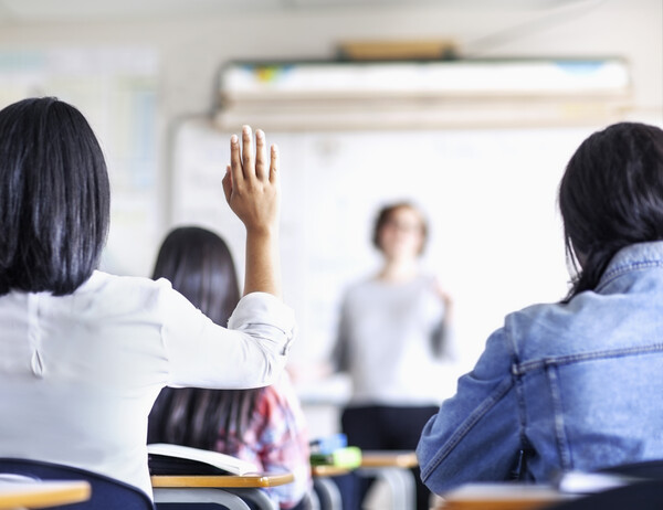 학생 인권침해? 학교 내 휴대폰 사용 금지에 대한 다양한 찬성과 반대 의견들