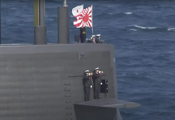 일본 해상자위대 주최로 6일 가나가와현 사가미만에서 열린 국제관함식에서 해상자위대기(자위함기)를 단 일본 잠수함이 항행하고 있다. 자위함기는 일제의 태평양전쟁 당시 군기이자 군국주의 상징인 욱일기를 계승한 것이다. (일본 해상자위대 유튜브 캡처) 2022.11.6 ⓒ뉴스1