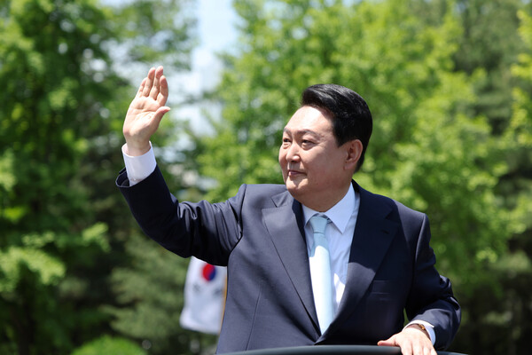 윤석열 대통령이 5월 10일 서울 여의도 국회 앞마당에서 열린 제20대 대통령 취임식을 마친 후 카퍼레이드를 하고 있다. ⓒ대통령실