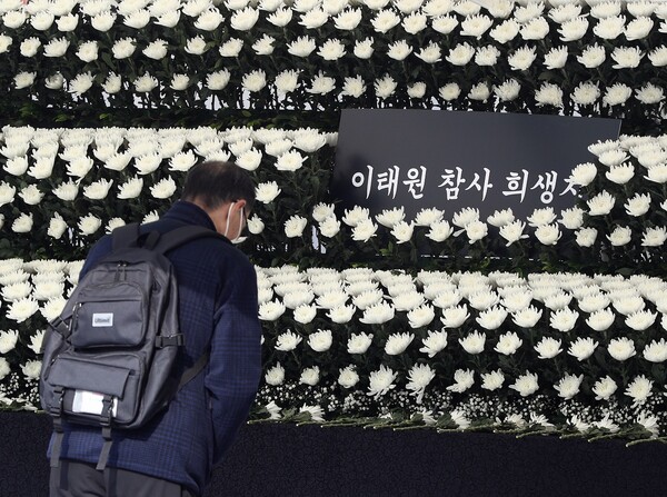 9일 서울 용산구 녹사평역 광장에 마련된 이태원 참사 희생자 합동분향소를 찾은 시민들이 희생자들을 추모하고 있다. 녹사평역 광장 분향소는 오는 12일 까지 운영된다.2022.11.9 ⓒ뉴스1