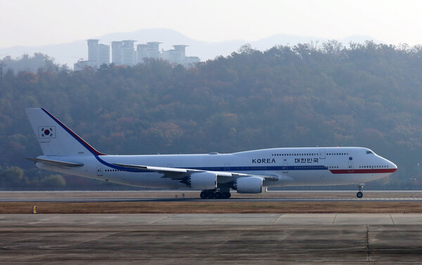 윤석열 대통령과 김건희 여사가 탑승한 공군1호기가 11일 오전 경기 성남 서울공항에서 이륙 하고 있다.&nbsp;ⓒ뉴스1