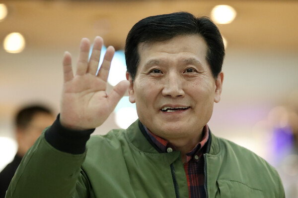 지난달 26일 오후 6시쯤 경북 봉화군 아연광산 붕괴 사고로 매몰됐다가 221시간 만에 '기적의 생환'을 이뤄낸 광부 2명이 11일 오전 경북 안동병원에서 퇴원했다. 작업반장 박정하씨(62)가 퇴원을 앞두고 병원 로비에서 열린 기자회견에서 취재진을 향해 손을 흔들고 있다. 2022.11.11 ⓒ뉴스1