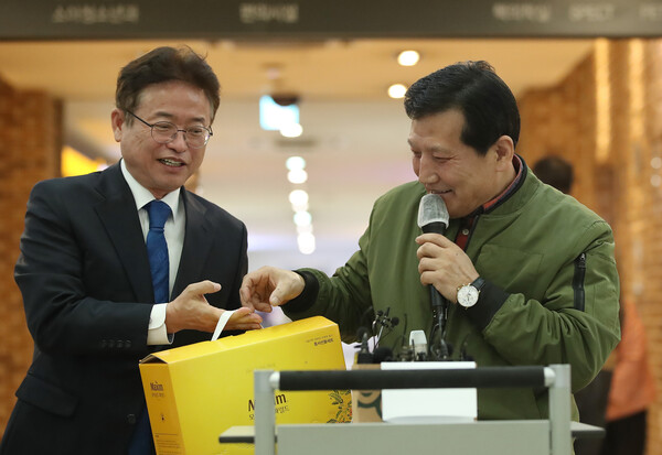 지난달 26일 오후 6시쯤 경북 봉화군 아연광산 붕괴 사고로 매몰됐다가 221시간 만에 '기적의 생환'을 이뤄낸 광부 2명이 11일 오전 경북 안동병원에서 퇴원했다. 작업반장 박정하씨(62)가 퇴원을 앞두고 병원 로비에서 열린 기자회견을 통해 소감을 밝히던 중 커피믹스를 가지고 온 사람 없냐며 농담을 건네자 이철우 경북도지사가 믹스커피를 상자째 건네고 있다. 2022.11.11 ⓒ뉴스1