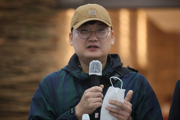 지난달 26일 오후 6시쯤 경북 봉화군 아연광산 붕괴 사고로 매몰됐다가 221시간 만에 '기적의 생환'을 이뤄낸 광부 2명이 11일 오전 경북 안동병원에서 퇴원했다. 작업반장 박정하씨(62·오른쪽) 아들 근형씨(42)가 감사의 인사를 전하고 있다. 2022.11.11ⓒ뉴스1