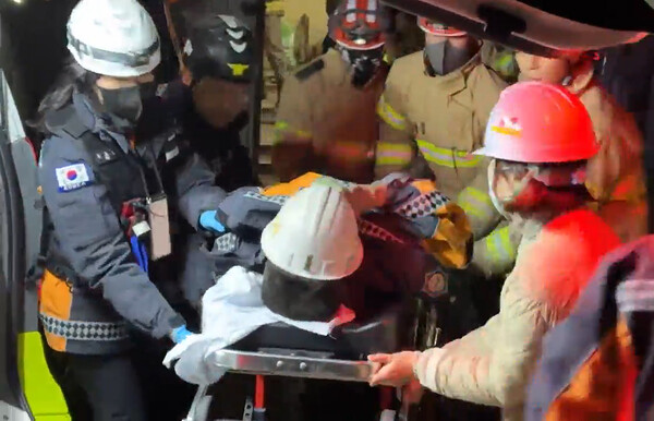 경북 봉화군 아연광산 매몰 사고로 고립됐던 광부 2명이 10일만인 4일 오후 11시3분쯤 무사히 구조돼 구급차로 옮겨지고 있다. (경북소방본부 제공) 2022.11.5 ⓒ뉴스1