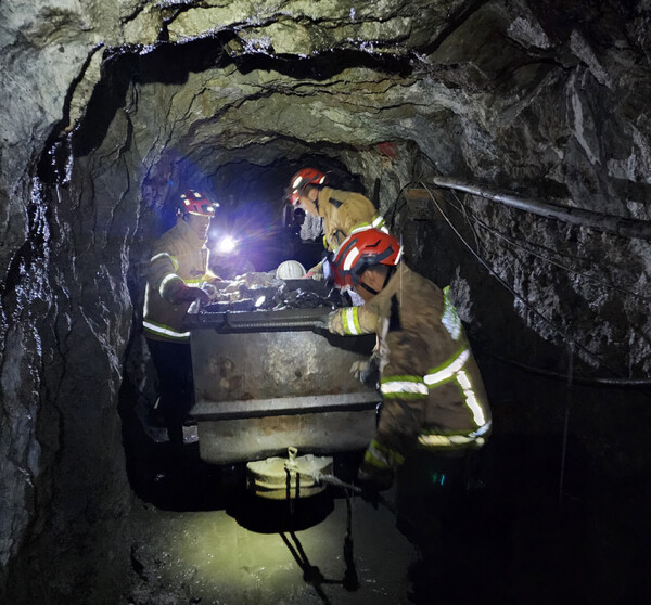 경북 봉화 광산 매몰 사고 10일째인 4일 오후 광산구조대와 소방구조대가 고립된 광부 2명을 구조하기 위해 갱도 내부에 쌓인 암석을 제거하고 있다. (경북소방본부 제공) 2022.11.4 ⓒ뉴스1
