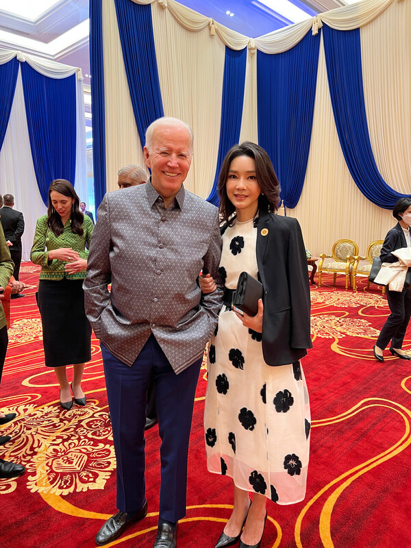 김건희 여사가 12일 오후(현지시각) 캄보디아 프놈펜 쯔노이짱바 국제 컨벤션센터에서 ‘아세안+3’ 의장국인 캄보디아 정상 주최 갈라 만찬에 참석, 조 바이든 미국 대통령과 만나 기념촬영을 하고 있다. ⓒ대통령실 제공