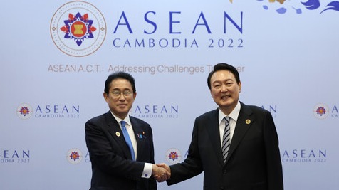 13일(현지시각) 캄보디아서 열린 한일 정상회담에서 만난 일본 기시다 후미오 총리와 윤석열 대통령. ⓒ뉴스1