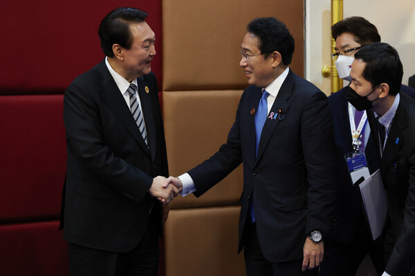 한일 정상회담에서 악수하는 윤석열 대통령과 기시다 후미오 일본 총리. ⓒ뉴스1