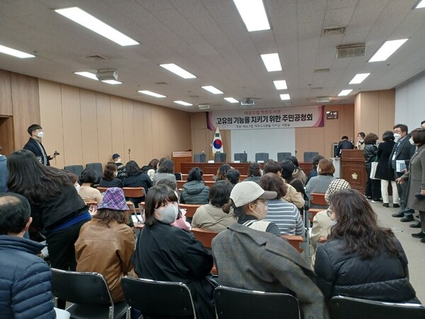 15일 서울 마포구의회 1층 회의실에서 마포구민들이 주도해 마련한 ‘마포구립 작은도서관 고유의 기능을 지키기 위한 주민공청회’에 120여명의 구민들이 참석했다. ⓒ한겨레