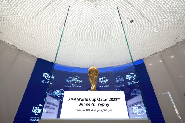 16일 오후(현지시간) 카타르 도하 알 비다 공원에서 열린 현대자동차 국제축구연맹(FIFA) 박물관 개관식에서 2022카타르 월드컵 우승트로피가 공개되고 있다.2022.11.16 ⓒ뉴스1