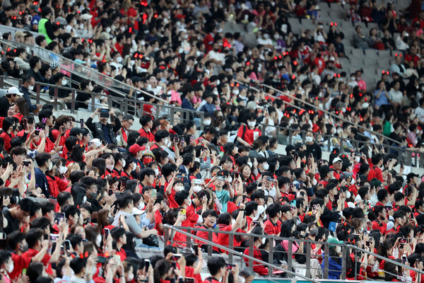 27일 오후 서울 마포구 상암동 서울월드컵경기장에서 열린 축구 국가대표 평가전 대한민국과 카메룬의 경기를 찾은 관중의 모습. 2022.9.27. ⓒ뉴스1