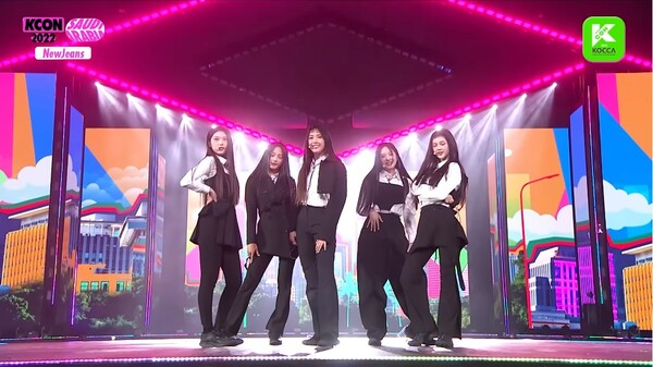 지난 10월 27일 엠넷(Mnet)의 KCON 2022 SAUDI ARABIA에서 걸그룹 뉴진스가 'Attention' 무대를 하는 모습&nbsp;KCON official 유튜브 채널&nbsp;