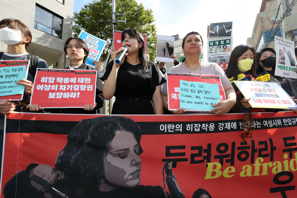 5일 서울 용산구 주한 이란대사관 앞에서 열린 이란 히잡 의문사 관련 시위를 지지하는 한국 시민사회단체 기자회견에 참석한 이란여성 아이샤가 발언을 하고 있다. 2022.10.5 ⓒ뉴스1