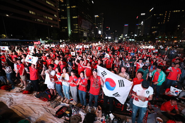 4년전 '2018 러시아월드컵' F조 3차전 대한민국과 독일의 경기가 열린 날, 서울 광화문광장에서 시민들이 월드컵 축구 대표팀을 응원하고 있다. 2018.6.27 ⓒ뉴스1