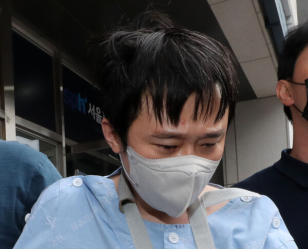 신당역 살인사건 가해자 전주환이 지난 15일 오후 서울 광진구의 한 병원에서 치료를 마치고 호송되고 있다.