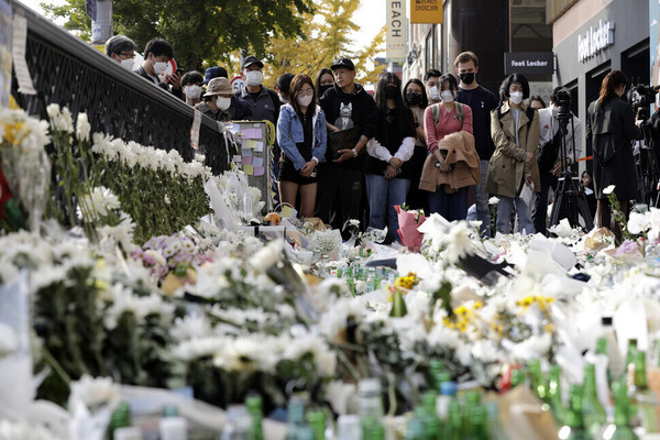 지난 1일 서울 이태원역 1번 출구 앞 추모공간을 찾은 시민들이 '이태원 참사' 희생자들을 애도하며 헌화하고 있다. ⓒ한겨레 