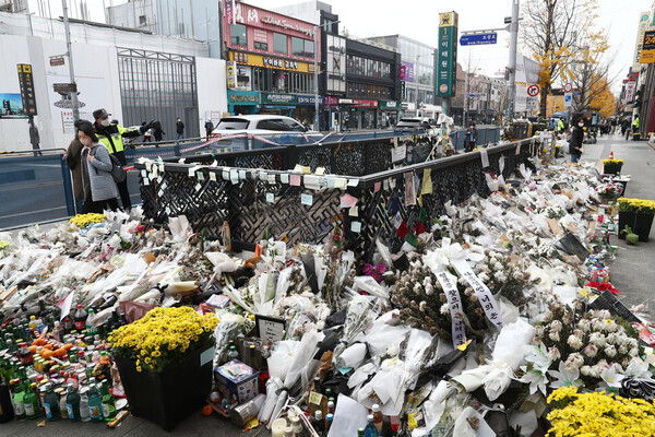 이태원 참사가 일어난 서울 용산구 이태원역 입구에 22일 시민들이 놓고간 꽃다발과 추모메시지가 가득 놓여 있다. ⓒ한겨레 