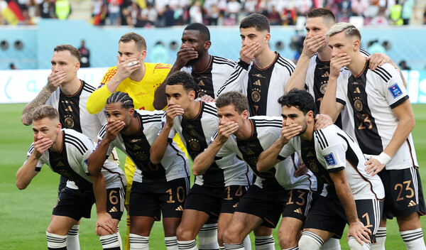 23일(현지시간) 오후 알라이얀의 할리파 인터내셔널 스타디움에서 열린 2022 카타르 월드컵 E조 일본과 독일의 경기에서 독일 선수들이 입을 막은 채 단체사진을 찍고 있다. ⓒ뉴스1