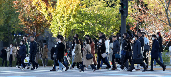 18일 오전 서울 광화문네거리에서 시민들이 움츠린 채 출근하고 있는 모습. ⓒ뉴스1