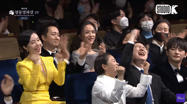 환호하는 '헤어질 결심' 팀. ⓒKBS