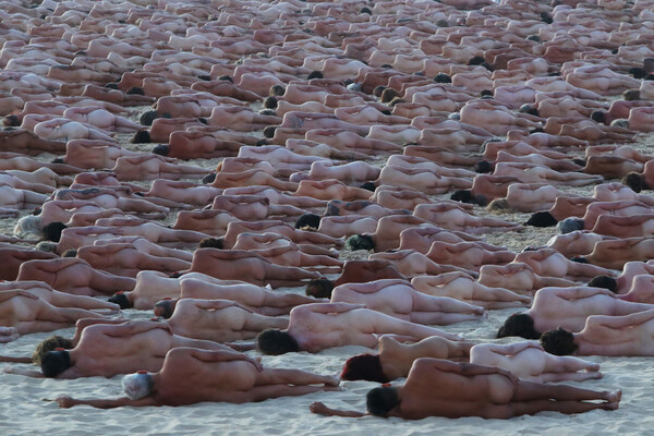 2022년 11월 26일 오전(현지시각) 호주 시드니 반다이 해변에 모인 2500여 명의 참가자들이 알몸으로 포즈를 취하고 있다. ⓒ게티이미지