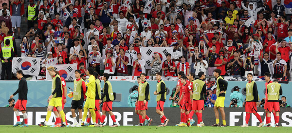 28일 오후(현지시간) 카타르 알라이얀 에듀케이션 시티 스타디움에서 열린 2022 카타르 월드컵 조별리그 H조 2차전 대한민국과 가나의 경기에서 붉은악마들이 선수들을 향해 박수를 보내고 있다. ⓒ뉴스1