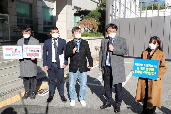 한동훈 법무부 장관을 스토킹한 혐의로 고소된 '시민언론 더탐사' 관계자들이 4일 서울 강남구 수서경찰서 앞에서 소환조사 전 기자회견을 하고 있다. ⓒ뉴스1