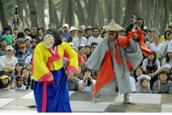 한국의 대표적 탈춤인 하회별신굿탈놀이. 국가무형문화재 69호로 지정되어 있다. ⓒ문화재청 제공