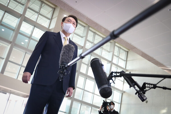 [자료사진] 11월 18일 윤석열 대통령이 용산 대통령실에 출근하는 길에 취재진 질문을 받고 있다. ⓒ뉴스1 