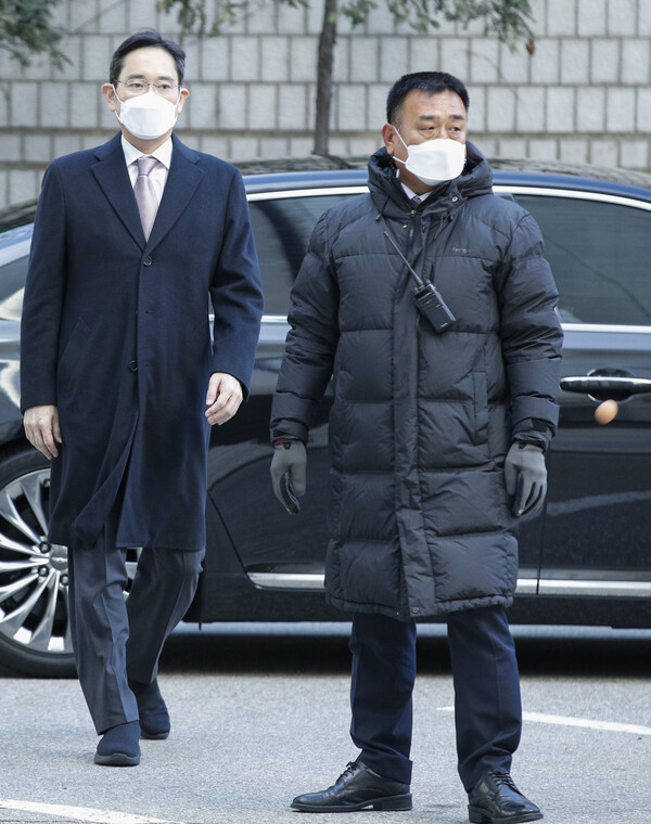 재판 출석하는 삼성전자 이재용 회장 향해 방송인 겸 배우 이매리가 계란을 투척했다