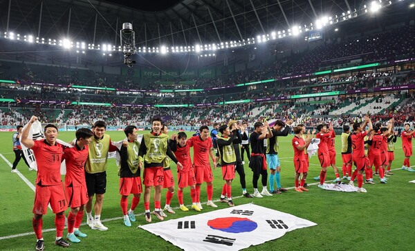ⓒ뉴스12일 오후(현지시간) 카타르 알라이얀 에듀케이션 시티 스타디움에서 열린 2022 카타르 월드컵 조별리그 H조 3차전 대한민국과 포르투갈의 경기에서 2대 1로 승리하며 16강 진출을 확정지은 대한민국 선수들이 기쁨을 나누고 있다. 2022.12.3 ⓒ뉴스1