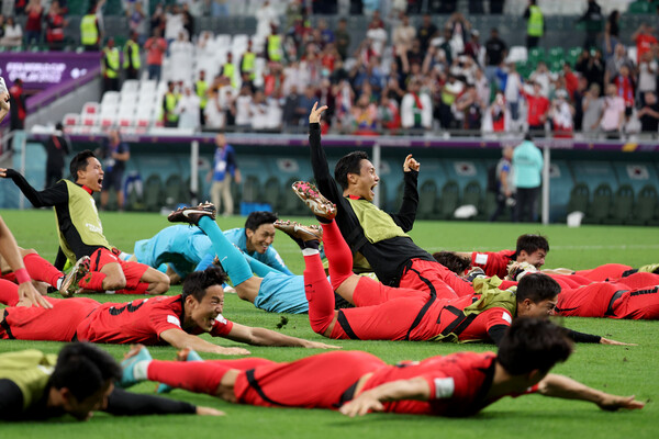 2일 오후(현지시간) 카타르 알라이얀 에듀케이션 시티 스타디움에서 열린 2022 카타르 월드컵 조별리그 H조 3차전 대한민국과 포르투갈의 경기에서 2대 1로 승리하며 16강 진출을 확정지은 대한민국 선수들이 그라운드에서 슬라이딩을 하고 있다. 2022.12.3 ⓒ뉴스1