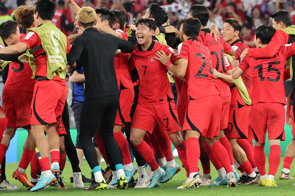 2022 카타르 월드컵 조별리그 H조 3차전 대한민국과 포르투갈의 경기에서 2대 1로 승리하며 16강 진출을 확정지은 태극전사들이 환호하고 있다. ⓒ뉴스1