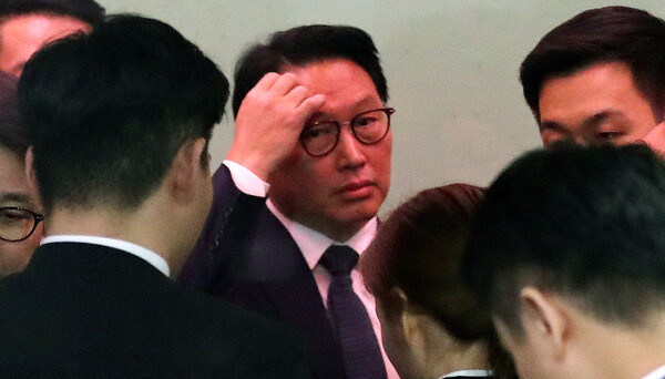 최태원 회장이 2017년 15일 노소영 관장을 상대로 제기한 이혼 조정 신청 1차 조정기일에 서울가정법원으로 들어서고 있는 모습. ⓒ뉴스1