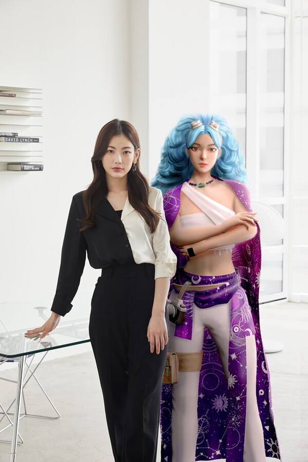 사진설명: 버추얼 편집장 '오하나'(왼)와 AVA 기록희(오), 사진제공: 갤럭시코퍼레이션